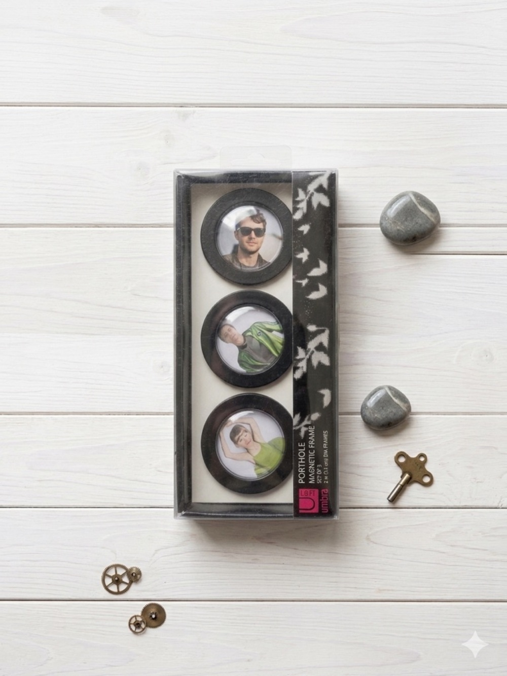 Umbra LOFT black magnetic porthole frame set